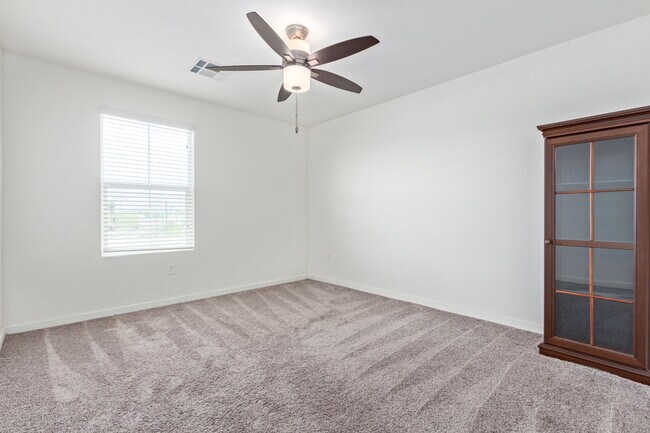 Building Photo - 2321 E Huntington Dr