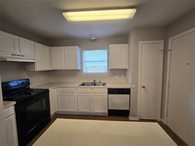 Building Photo - 16022 Old River Rd