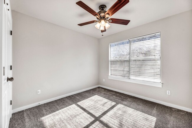 Building Photo - Gorgeous 3 bed 2 Bath detached condo in tr...