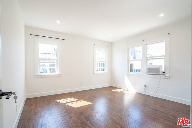 Building Photo - 1409 Bronson Ave