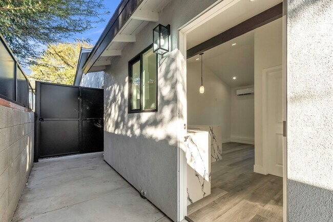 Building Photo - 14753 Hartland St