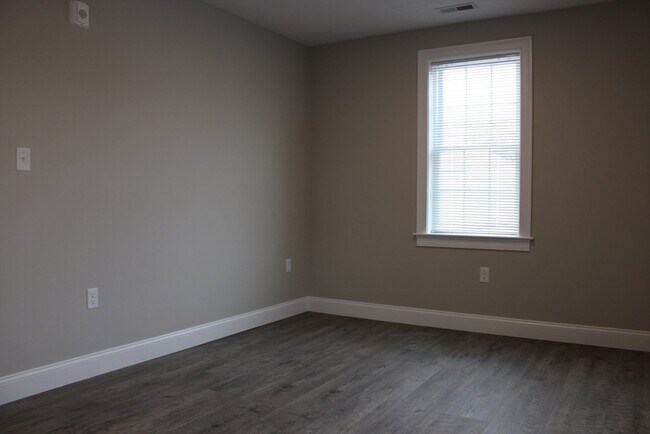 Building Photo - 192 Central St