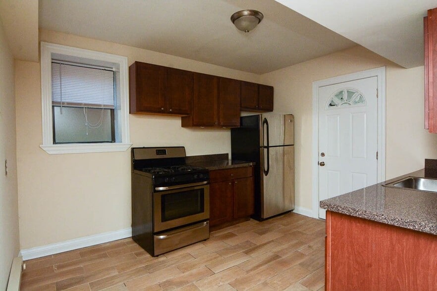 Building Photo - 3728 N Pine Grove Ave