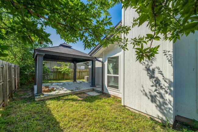 Building Photo - Modern 2 Bed, 2 Bath Multiplex in Austin, ...