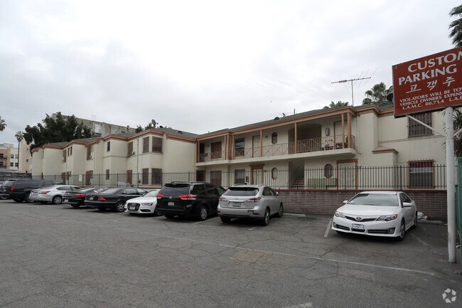 Building Photo - 820-830 1/2 S. Serrano Ave