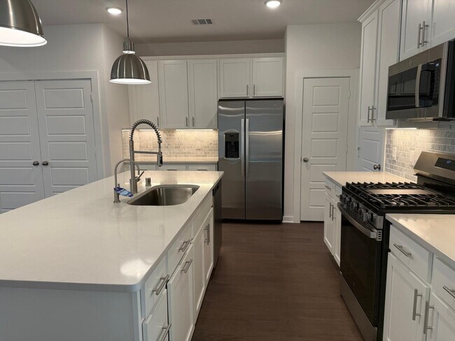 Building Photo - 32455 Sunbeam Dr
