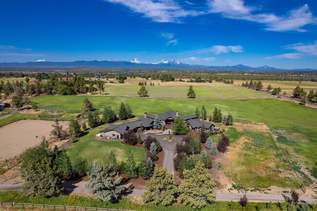 Building Photo - Stunning Tumalo Estate-6 Bed - 7.5 Bath ov...