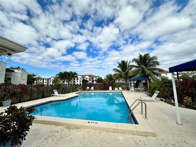 Building Photo - 9427 Fontainebleau Blvd