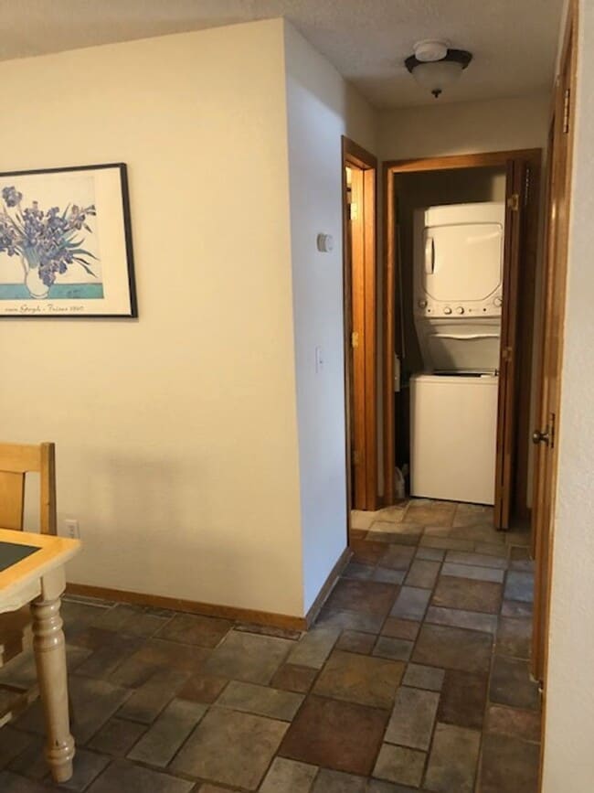 Building Photo - Furnished or Unfurnished One Bedroom / One Bath Apartment in Central Boulder