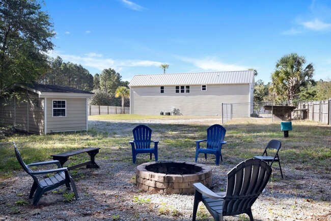 Building Photo - Fully furnished 1 bedroom 1 bath in fenced...