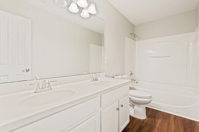 Building Photo - Beautiful 4 bedroom 2.5 bath with Fenced Y...