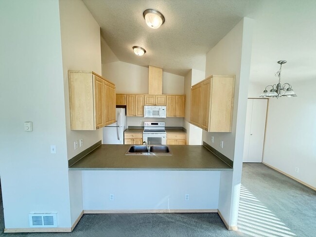 Building Photo - Updated 3 bedroom 2 bath house in Eugene!