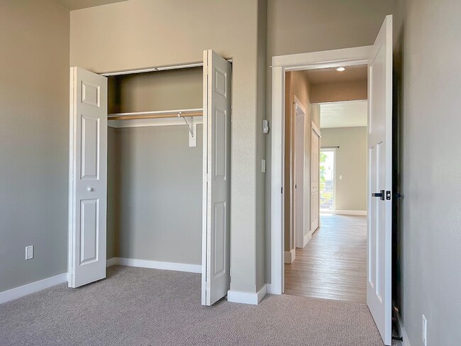 Building Photo - Pet Friendly 2 bed/ 1 bath unit at Soldier Ridge!