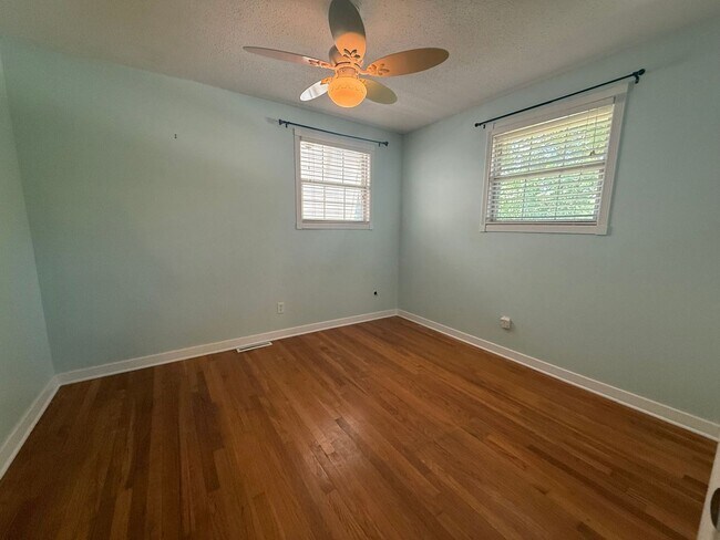 Building Photo - 905 Poinciana Dr