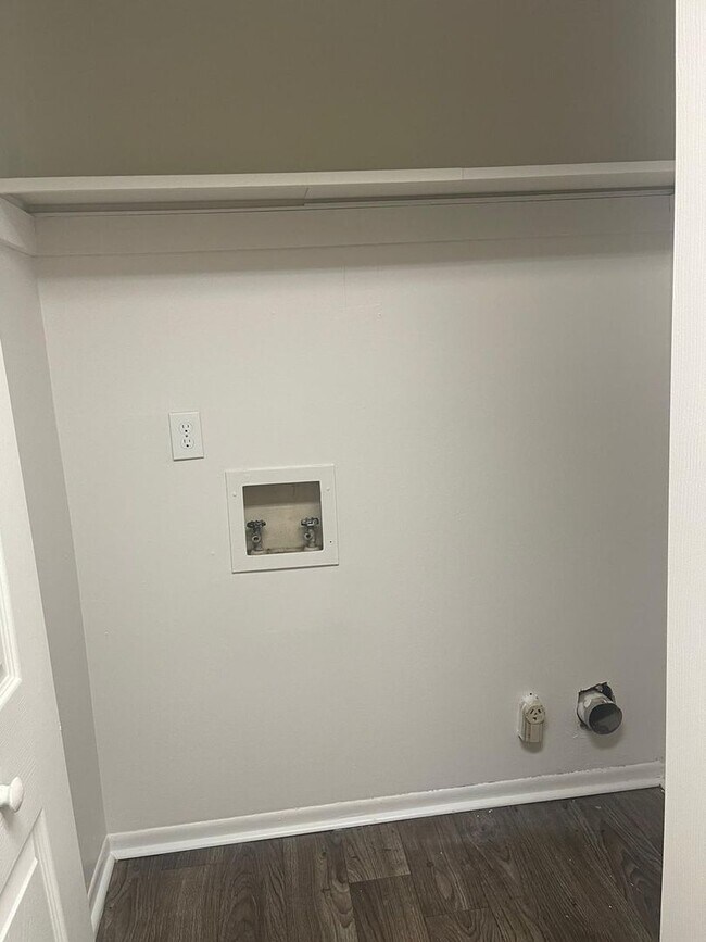 Building Photo - Modern 2-Bed, 1-Bath Oasis with Central Air and Gourmet Kitchen