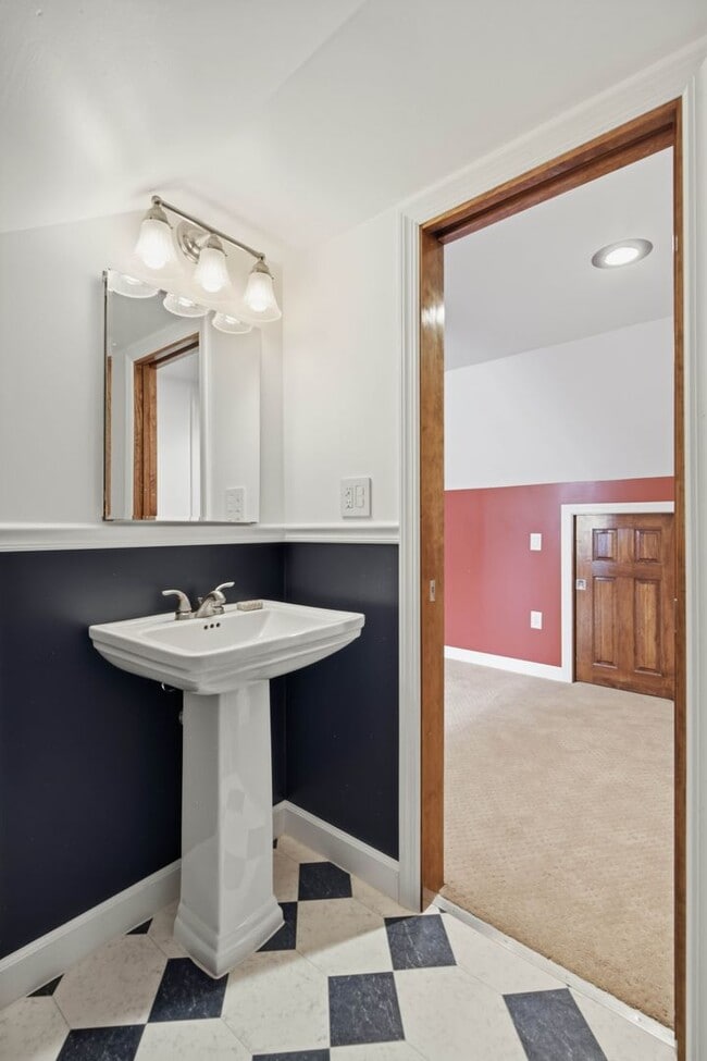 Building Photo - Beautiful 3BR 1.5 Townhouse in North East Lancaster City!