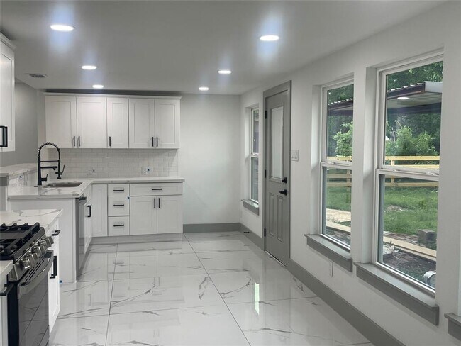 Building Photo - 7005 Kopman Dr