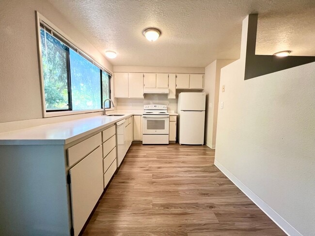 Building Photo - 2 Bed 1 Bath Apartment in Lake Oswego!