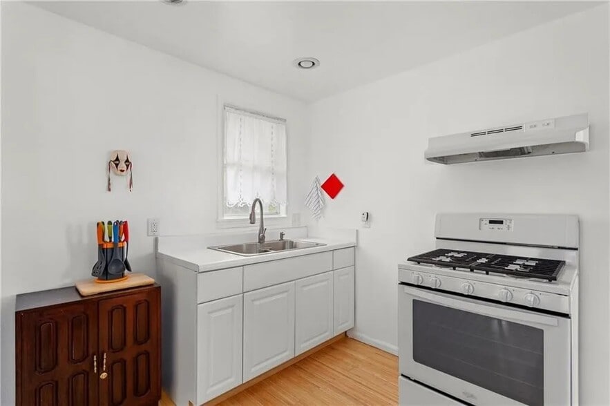 Building Photo - 805 N Leverett Ave