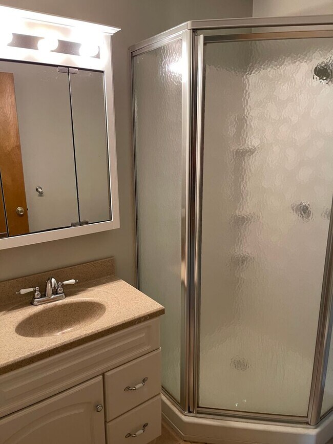 Building Photo - Available December 21st! SPACIOUS & PET FR...