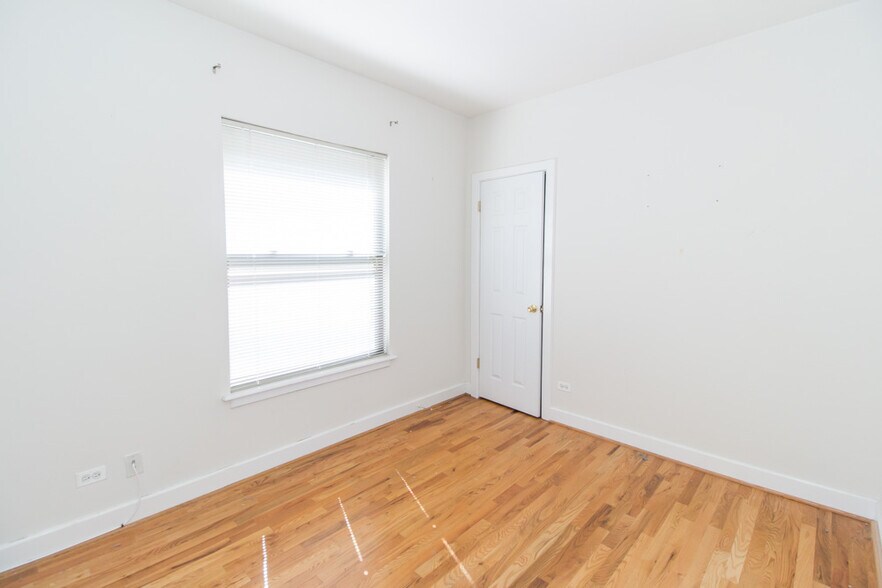 Building Photo - 927 W Sunnyside Ave