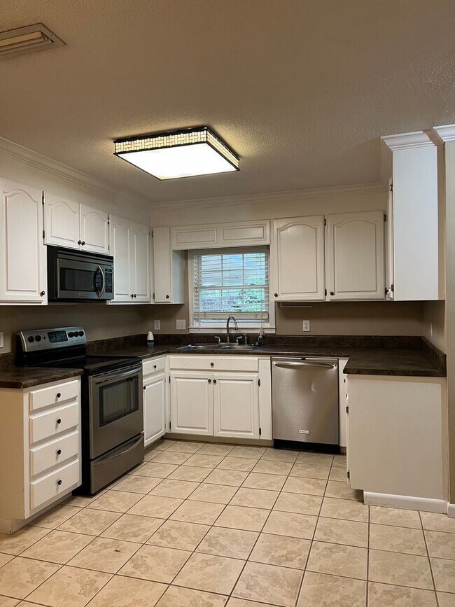 Building Photo - 3 br, 2 bath House - 201 Colonial Dr