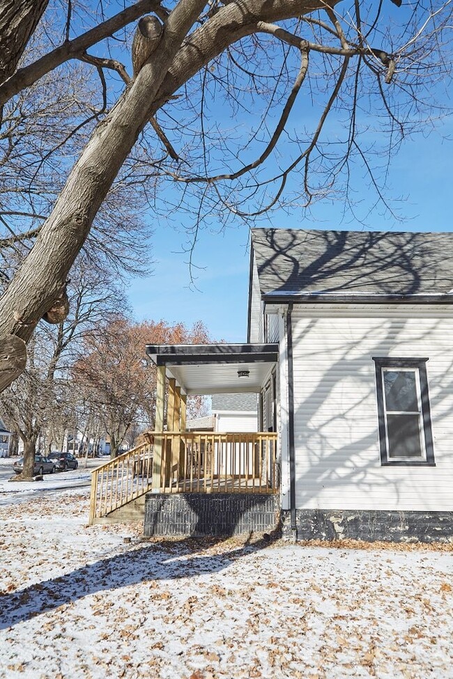 Building Photo - Lincoln