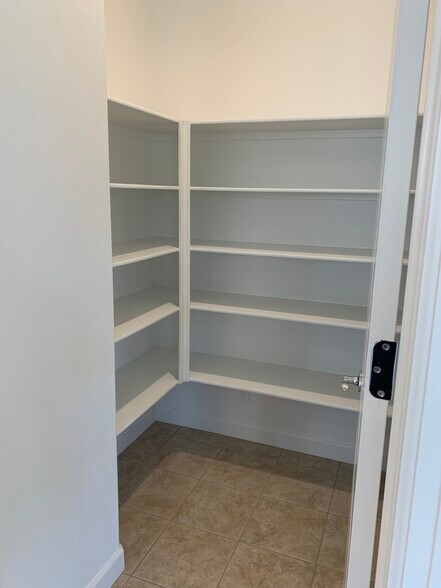 Wonderful walk-in pantry, big size….. - 61 Bordeaux