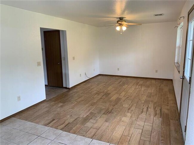 Building Photo - 1207 N Allen Dr