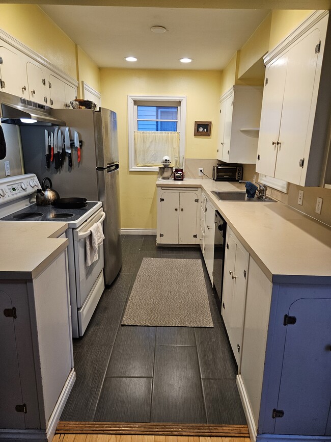 Building Photo - 611 W 32nd St