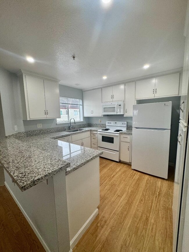 Building Photo - 741 Pointe Pacific Dr