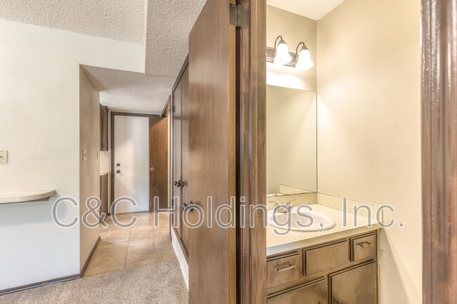 Building Photo - 644 B Earthside Dr