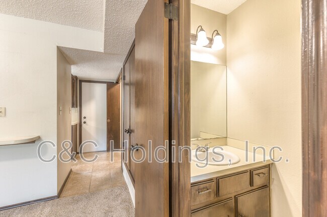 Building Photo - 644 B Earthside Drive