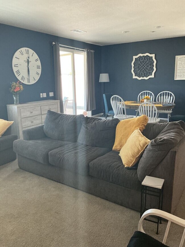 Building Photo - Riverside Home