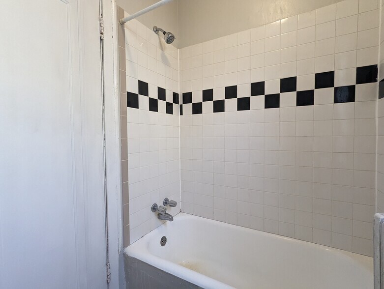 Building Photo - 2825 N Burling St