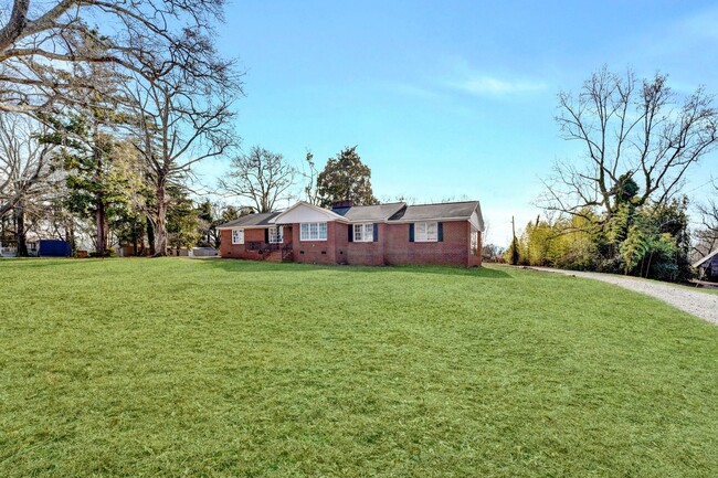 Building Photo - Charming Three Bedroom Home in Gray Court