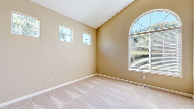 Building Photo - Gorgeous Home with private yards, large de...