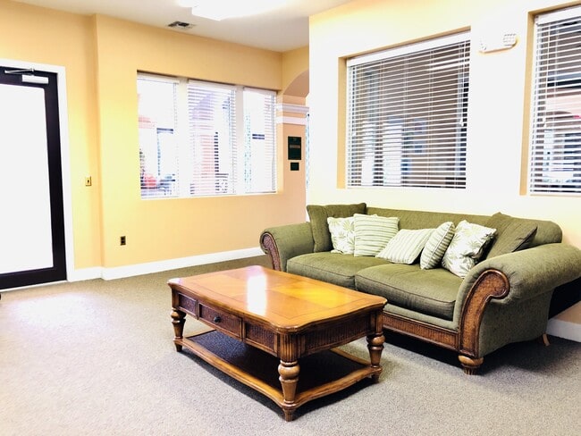 Building Photo - 271 SW Palm Dr