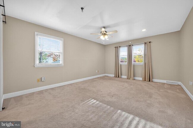 Building Photo - 335 Connecticut Ave