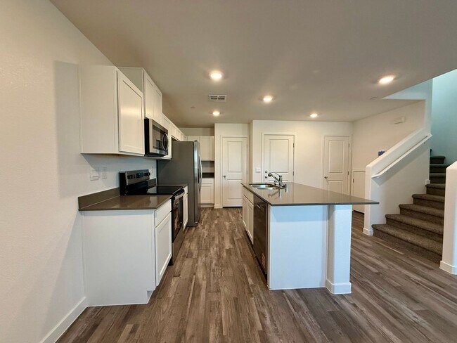 Building Photo - BRAND NEW 3 BED 2.5 BATH 2 CAR GARAGE TOWNHOUSE W/ LOFT IN CADENCE COMMUNITY