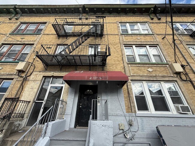 Building Photo - 125 W 54th St