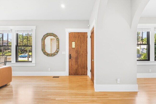 Building Photo - 2016 Sweetbriar Ave