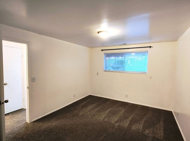 Building Photo - 2 BD 1 Bath Condo Remodeled Through-Out