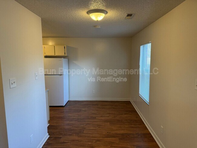 Building Photo - 1105 W Parkway Ave