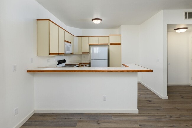 Building Photo - Camelot Community Downstairs 2 Bedroom Con...