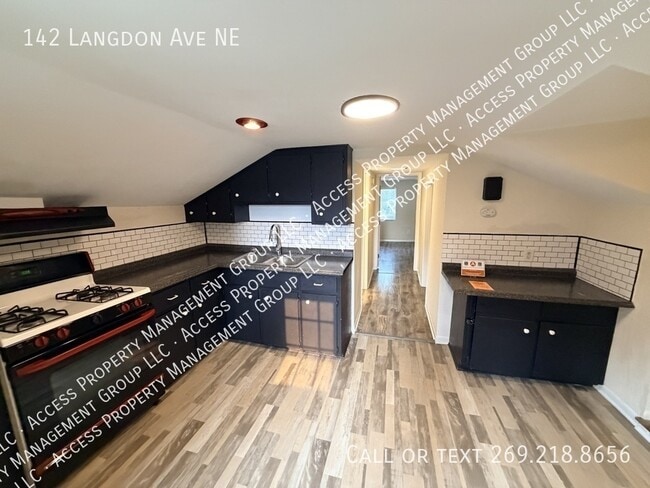 Building Photo - 142 Langdon Ave NE