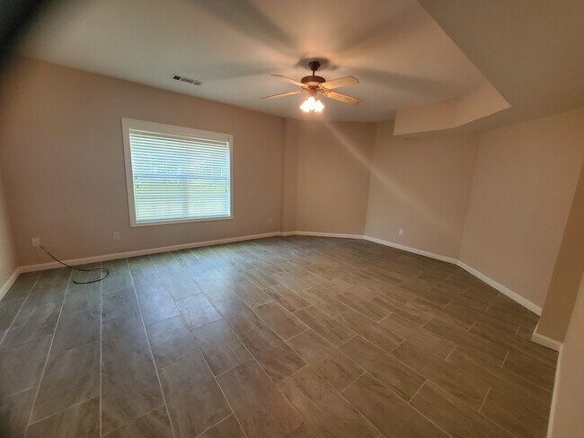Building Photo - 455 Emerald Lake Dr