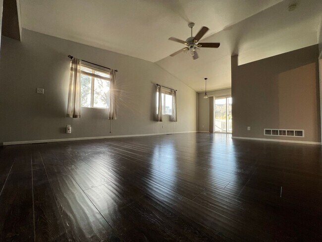 Building Photo - Lovely Ranch, Pikes Peak Views from Expans...