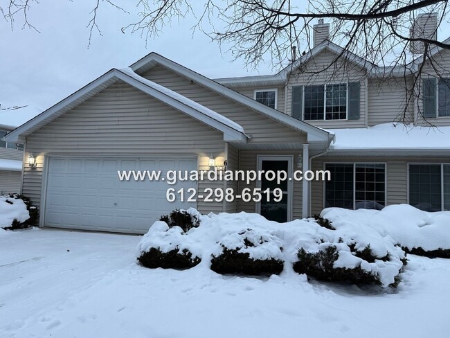 Building Photo - End Unit Townhouse on Secluded Drive Available Now, Updated Kitchen & Baths, Large Primary Suite