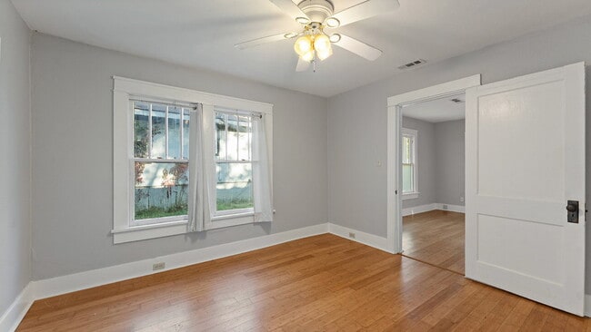 Building Photo - Super Cute One bedroom - Arts and Crafts s...